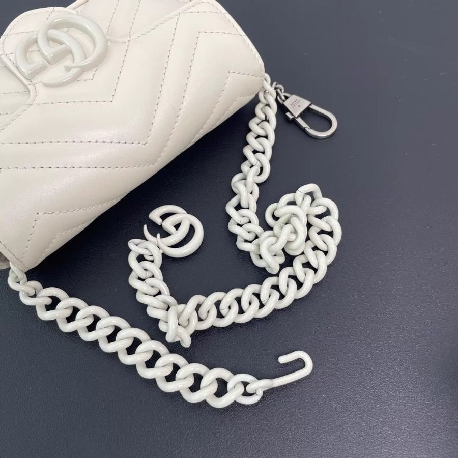 Gucci/古馳 mini marmont 白色V型書籤縫皮革 新款白色陶瓷鏈條龍蝦扣 單肩斜挎包 上身超造型尺寸:16.5*9*5CM 配件:鏈條龍蝦扣-6