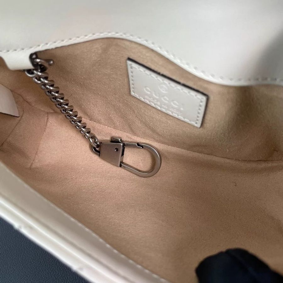 Gucci/古馳 mini marmont 白色V型書籤縫皮革 新款白色陶瓷鏈條龍蝦扣 單肩斜挎包 上身超造型尺寸:16.5*9*5CM 配件:鏈條龍蝦扣-8