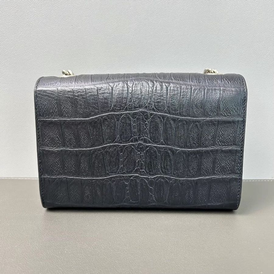 YSL/SAINT LAURENT Kate黑色鱷魚壓紋流蘇包 可以單肩斜挎 標誌性流蘇隨着步伐晃動 又酷又颯 不管是約會還是出街都超吸睛 尺寸:16.5*11.5*4CM-1