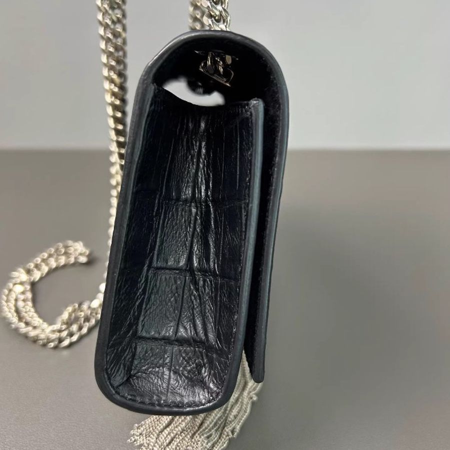YSL/SAINT LAURENT Kate黑色鱷魚壓紋流蘇包 可以單肩斜挎 標誌性流蘇隨着步伐晃動 又酷又颯 不管是約會還是出街都超吸睛 尺寸:16.5*11.5*4CM-2
