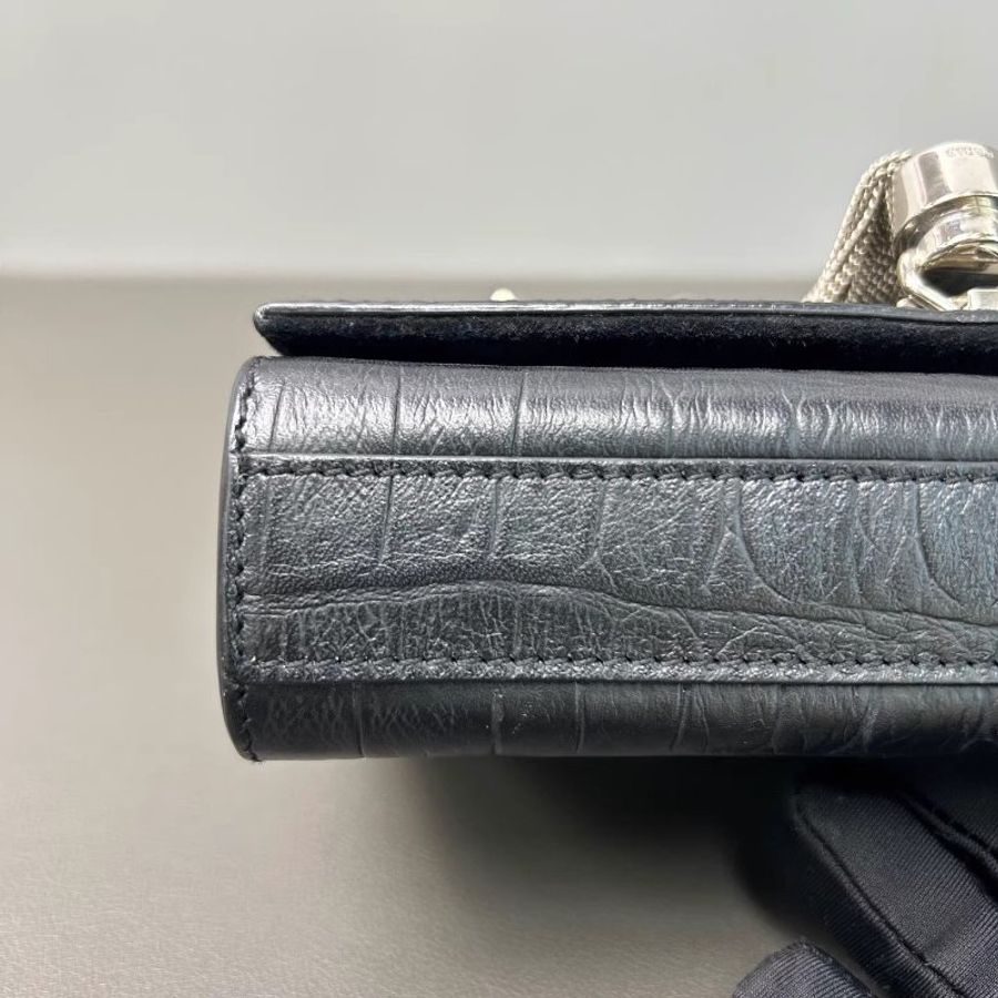 YSL/SAINT LAURENT Kate黑色鱷魚壓紋流蘇包 可以單肩斜挎 標誌性流蘇隨着步伐晃動 又酷又颯 不管是約會還是出街都超吸睛 尺寸:16.5*11.5*4CM-4