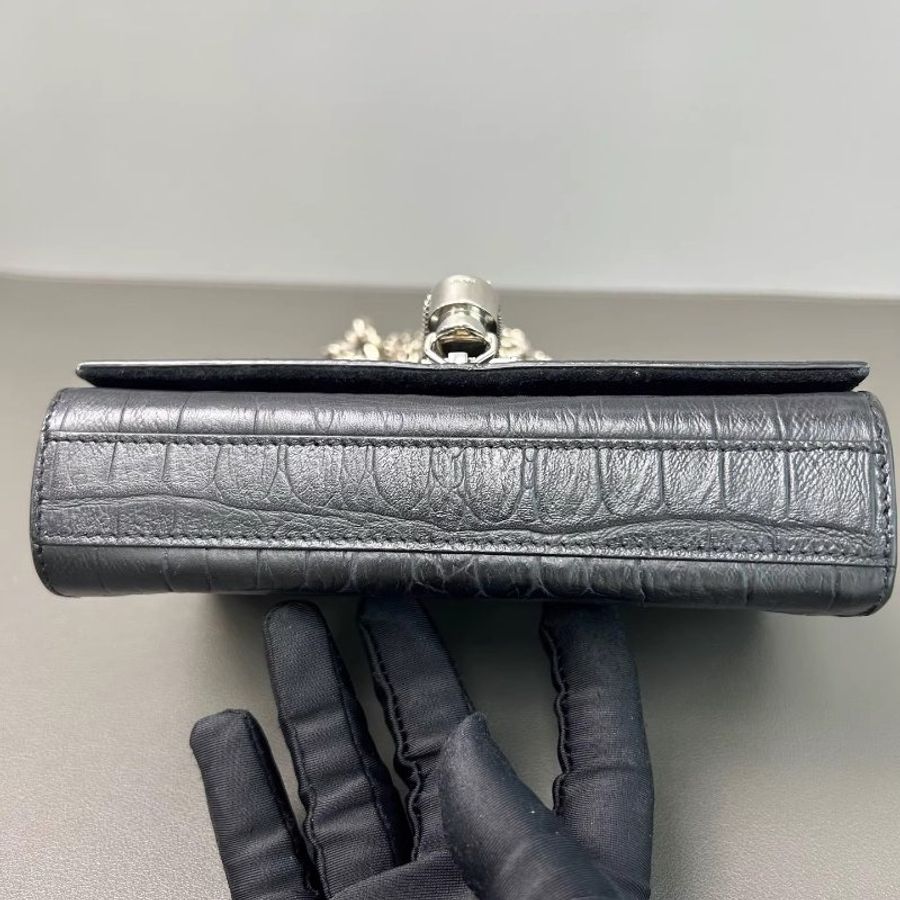 YSL/SAINT LAURENT Kate黑色鱷魚壓紋流蘇包 可以單肩斜挎 標誌性流蘇隨着步伐晃動 又酷又颯 不管是約會還是出街都超吸睛 尺寸:16.5*11.5*4CM-6