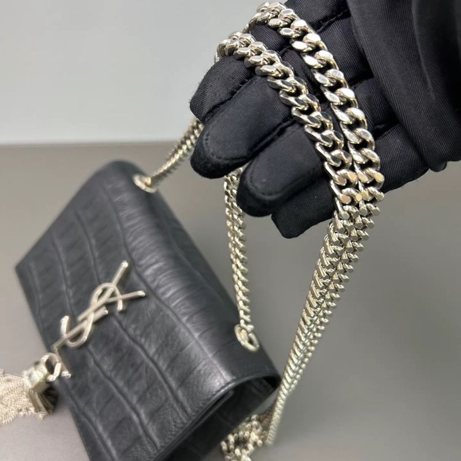 YSL/SAINT LAURENT Kate黑色鱷魚壓紋流蘇包 可以單肩斜挎 標誌性流蘇隨着步伐晃動 又酷又颯 不管是約會還是出街都超吸睛 尺寸:16.5*11.5*4CM-7