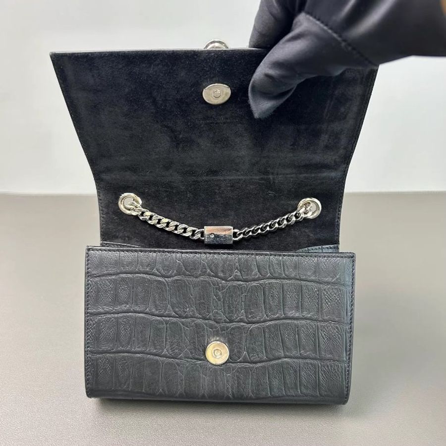 YSL/SAINT LAURENT Kate黑色鱷魚壓紋流蘇包 可以單肩斜挎 標誌性流蘇隨着步伐晃動 又酷又颯 不管是約會還是出街都超吸睛 尺寸:16.5*11.5*4CM-8