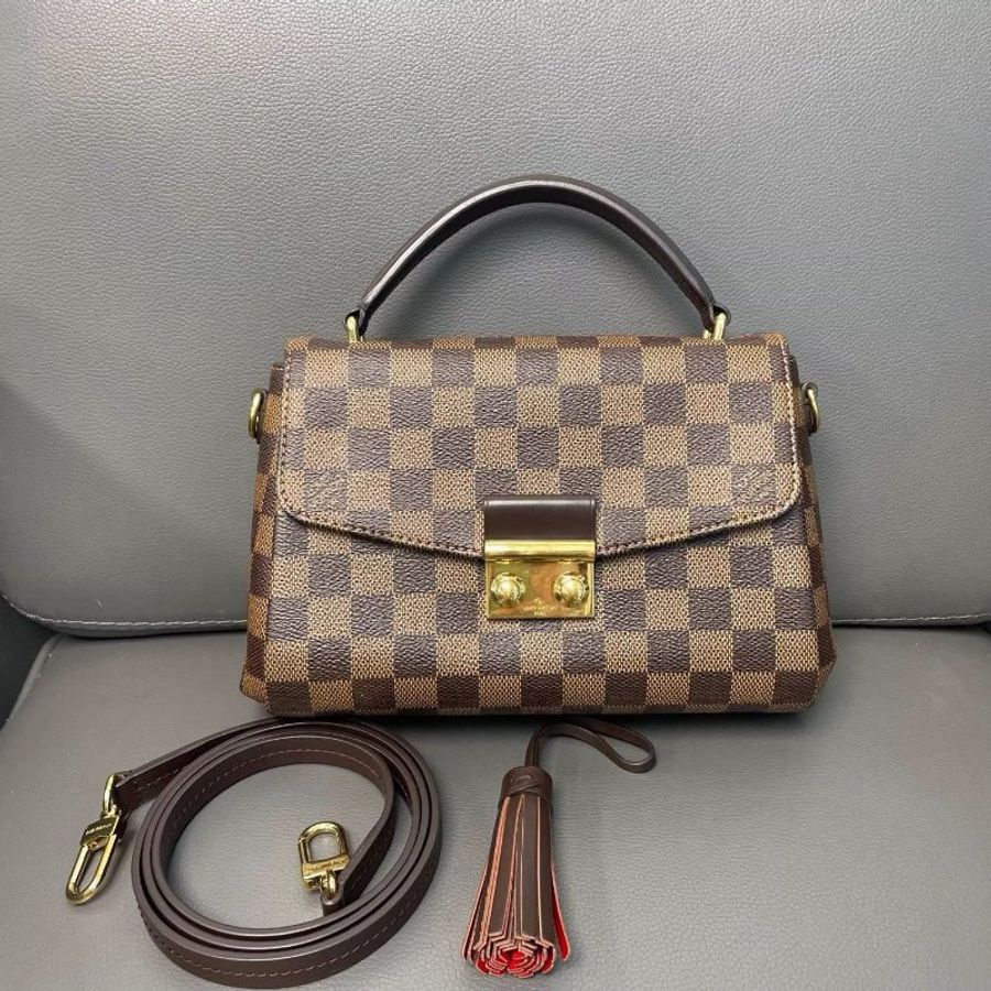 LV/路易威登 Croisette系列棕棋盘格流苏邮差包 手提单肩斜挎都，经典耐看的一款邮差 棕色配皮好打理 上班通勤 日常百搭款  尺寸：22*15*9CM 附件：肩带 流苏-0