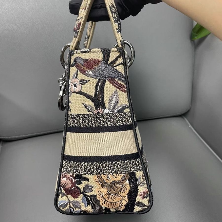 DIOR/迪奧 Lady最新喜鵲花限定系列五格戴妃單肩斜挎包 法式浪漫元素,獨特的圖形刺繡,精湛的工藝,完美的配色,整體時尚又復古,高級又浪漫 尺寸24*11*20cm 附件:肩帶-2