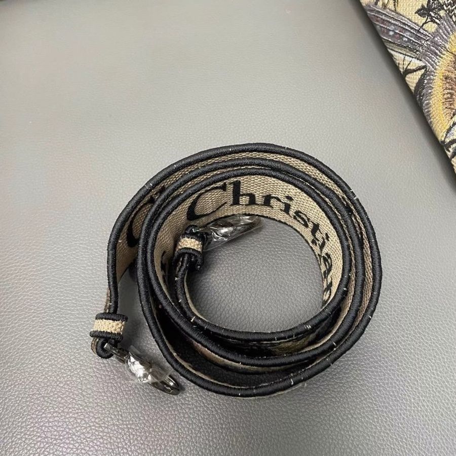 DIOR/迪奧 Lady最新喜鵲花限定系列五格戴妃單肩斜挎包 法式浪漫元素,獨特的圖形刺繡,精湛的工藝,完美的配色,整體時尚又復古,高級又浪漫 尺寸24*11*20cm 附件:肩帶-7