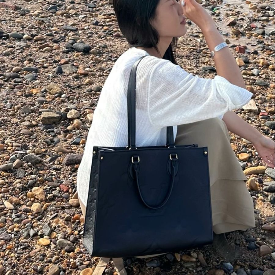 原價11w+🫣Lv黑金壓紋全皮onthego手提單肩托特包-3