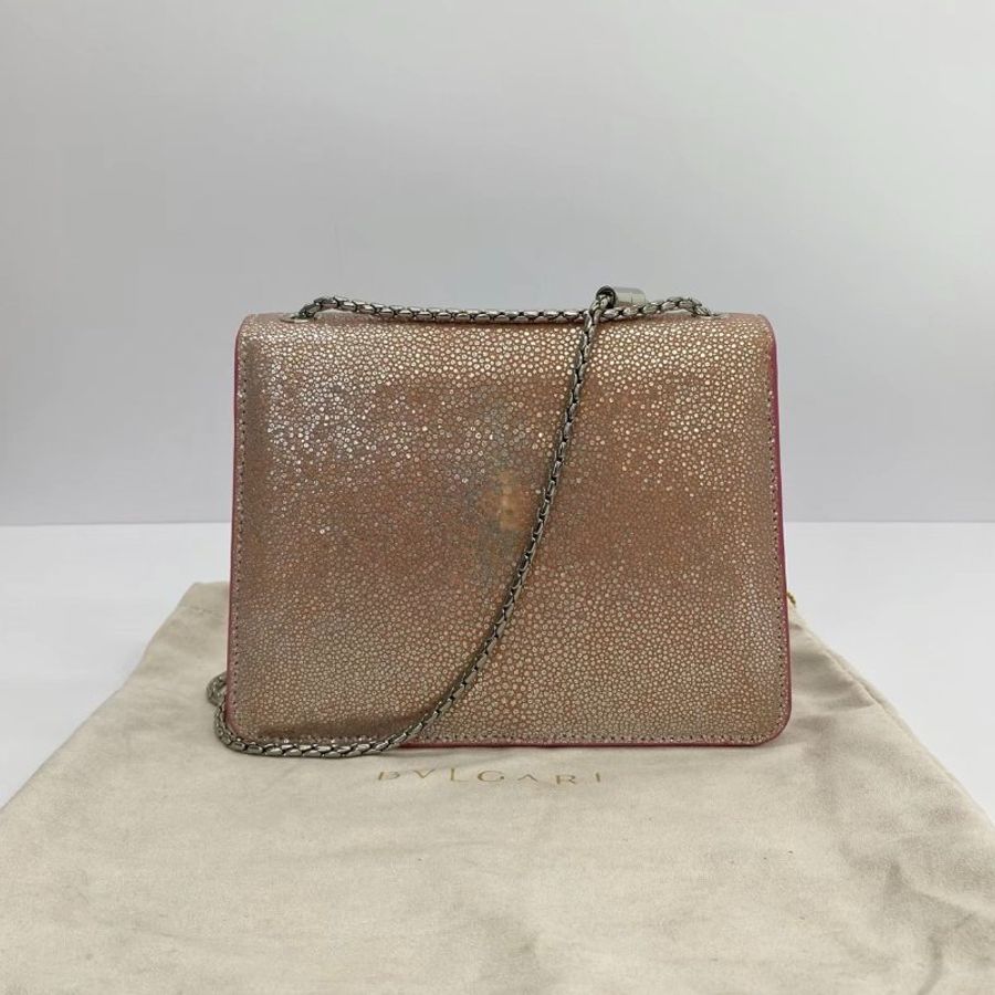 BVLGARI 粉色珍珠魚皮蛇頭斜背鏈條包 20*15*4 99新配件盒子塵袋鏡子-1