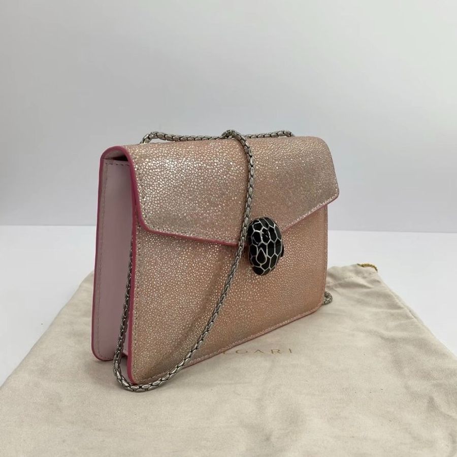 BVLGARI 粉色珍珠魚皮蛇頭斜背鏈條包 20*15*4 99新配件盒子塵袋鏡子-2