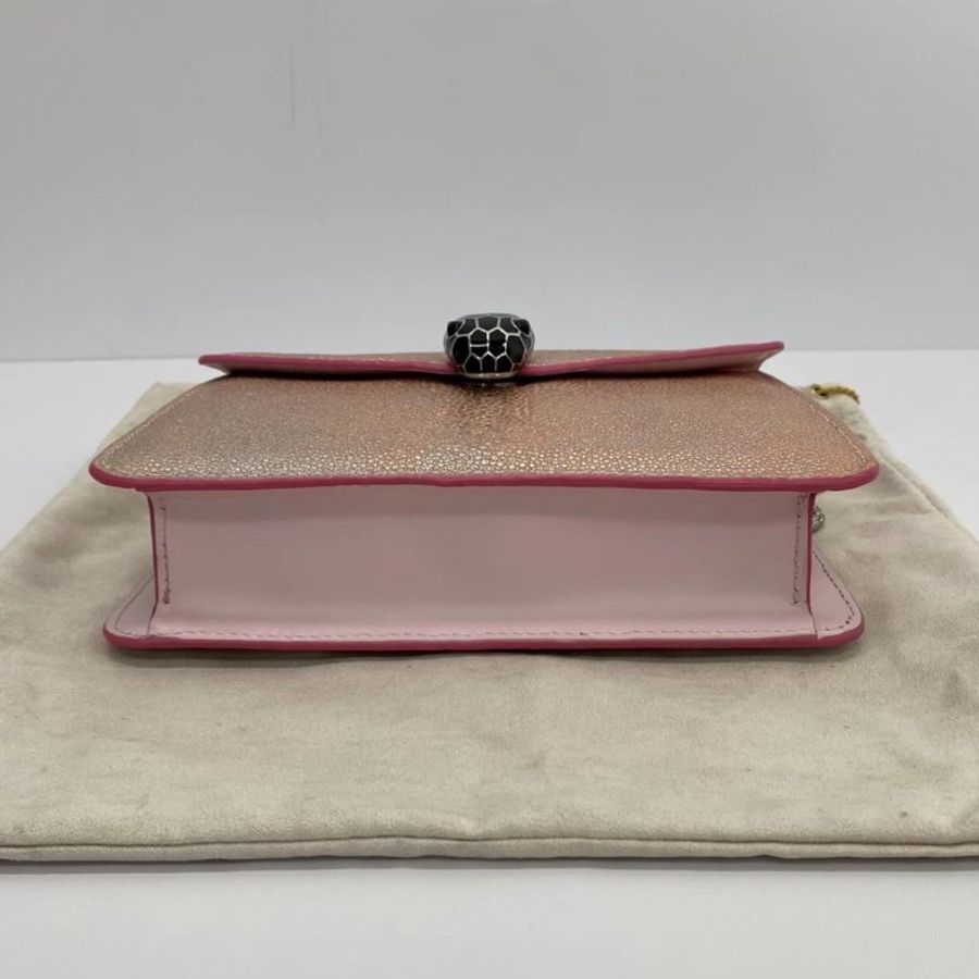 BVLGARI 粉色珍珠魚皮蛇頭斜背鏈條包 20*15*4 99新配件盒子塵袋鏡子-5