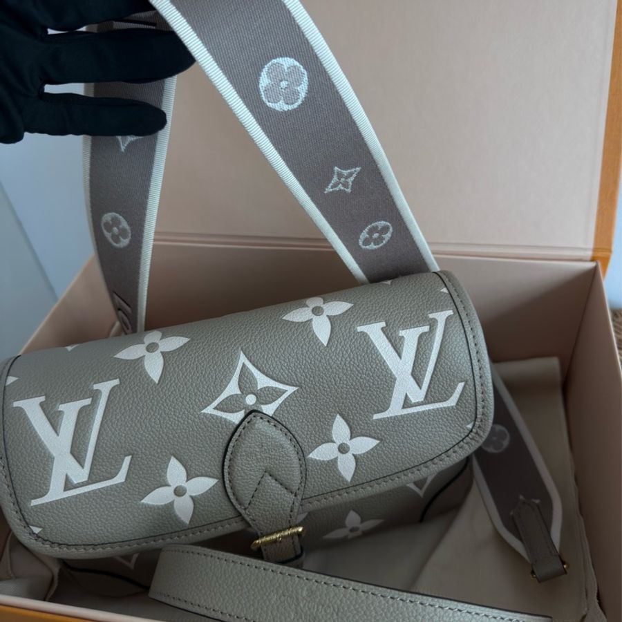 全新Louis Vuitton斑鳩灰全皮Diane法棍手提側背斜背包M46583-16