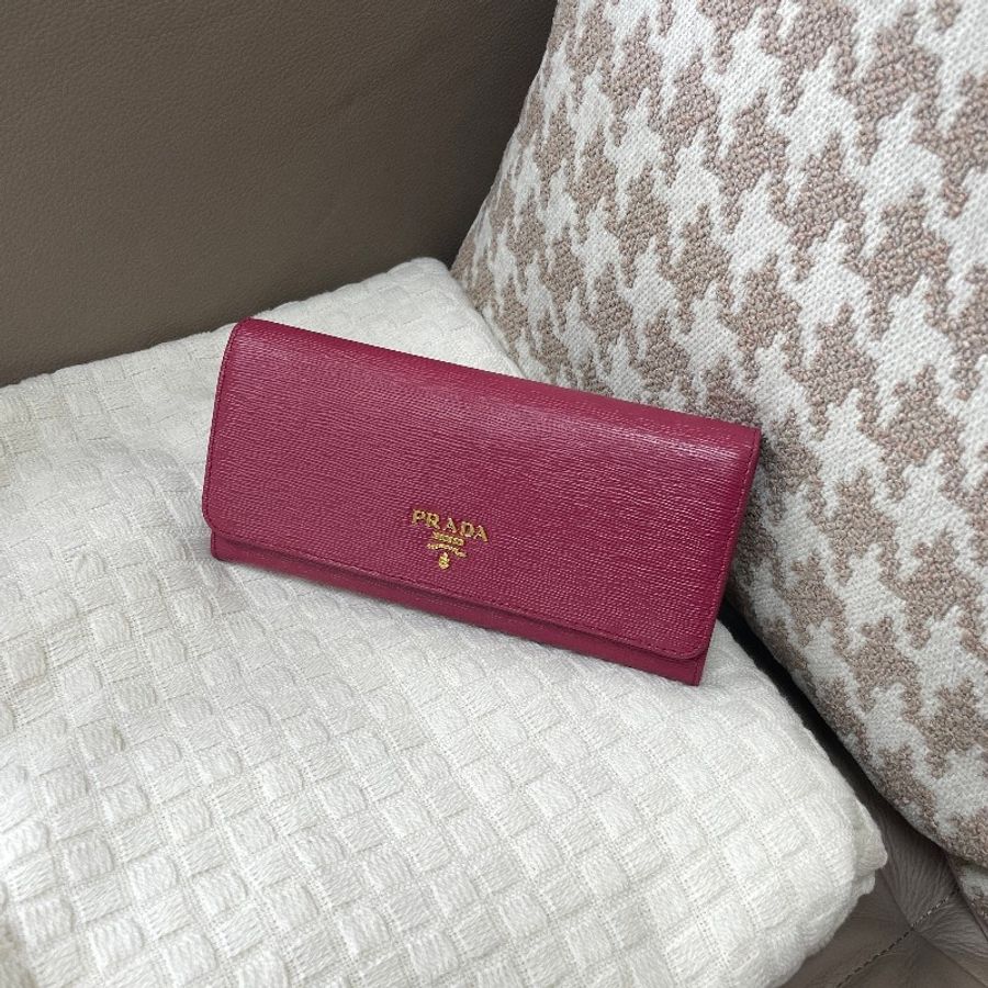 Prada 莓紅色牛皮金釦10卡下蓋長夾-0