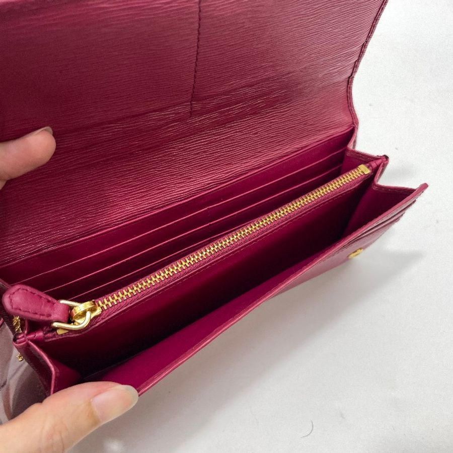 Prada 莓紅色牛皮金釦10卡下蓋長夾-10