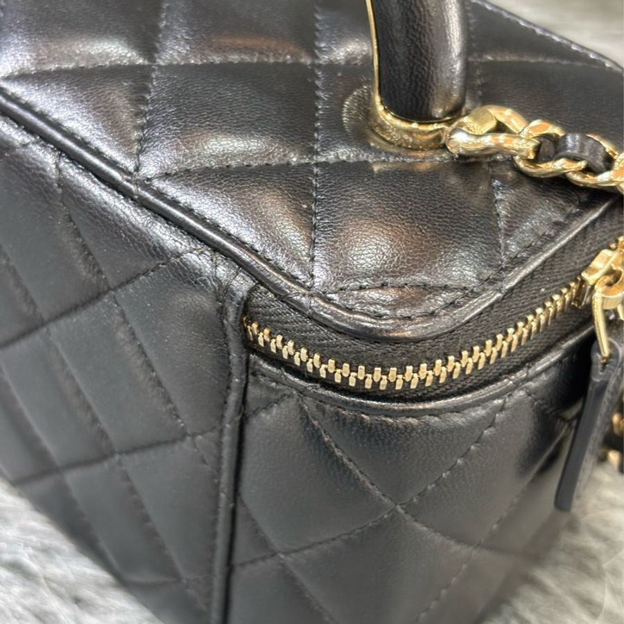 CHANEL AP2846 VANITY CASE COCO HANDLE 黑色羊皮金鍊 化妝包化妝箱長盒子斜背包-26