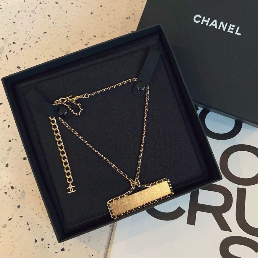 Chanel 23A 黑金皮穿鏈 鑽石字母長方牌頸鏈-1