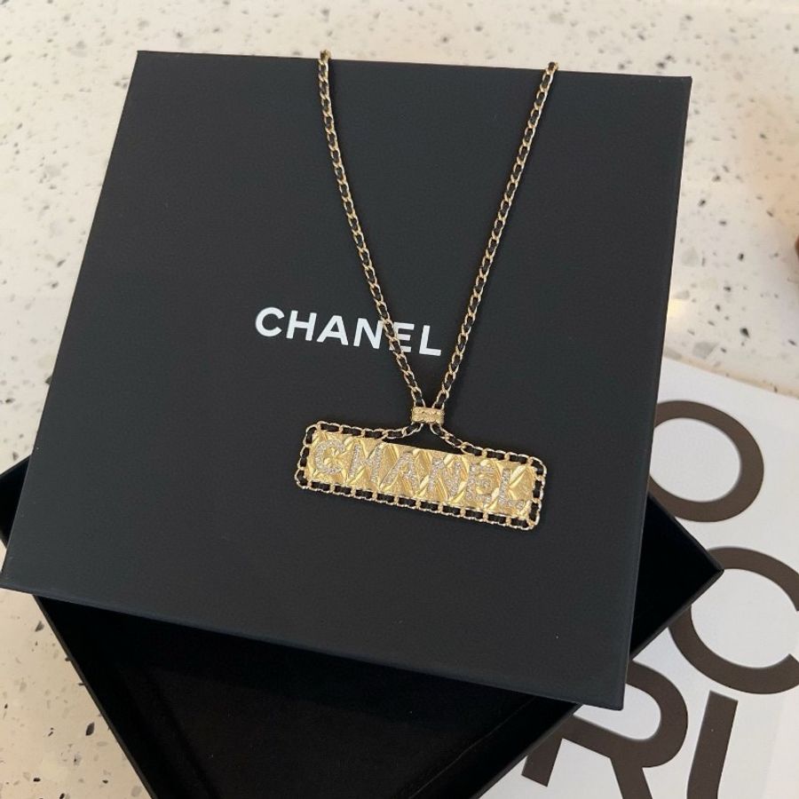 Chanel 23A 黑金皮穿鏈 鑽石字母長方牌頸鏈-5