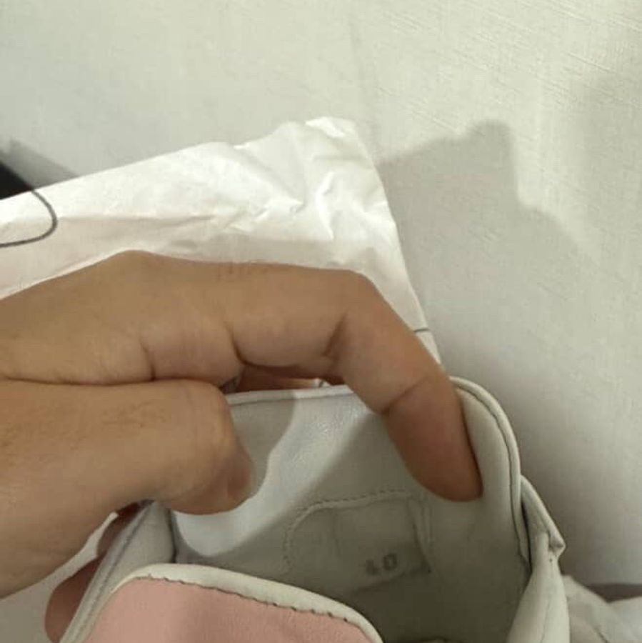 ROGER VIVIER 粉邊鑽扣小白鞋-10