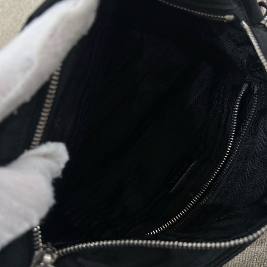 Prada 黑色尼龍斜挎包 尺寸約27*16 男女可背-10