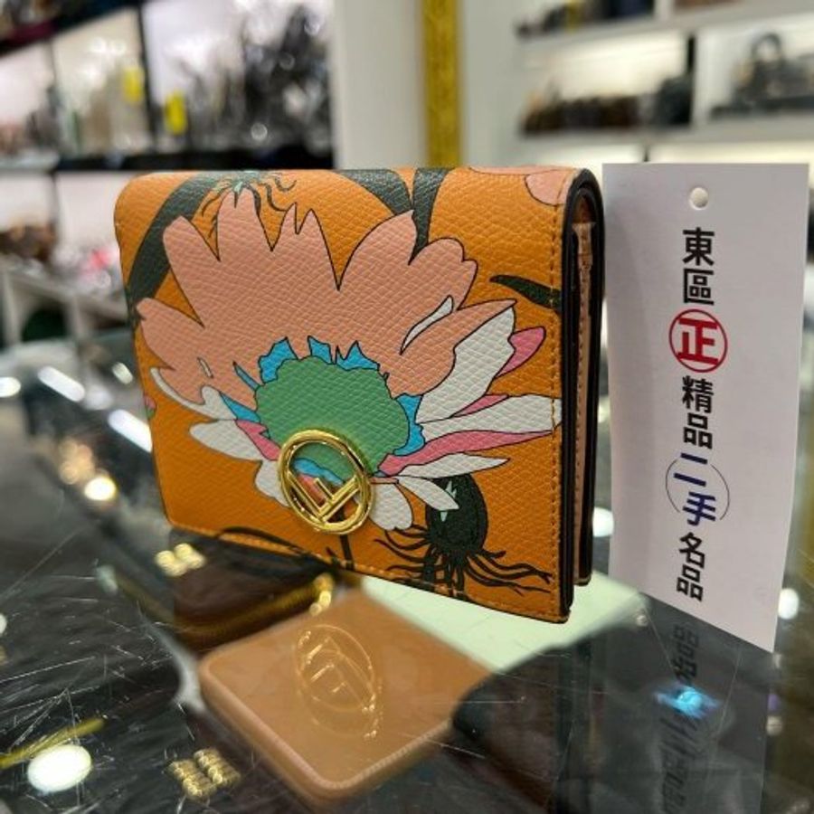 ㊣東區正精品㊣FENDI 8M0420 粉橘色圖騰金屬LOGO牛皮零錢袋扣子短夾 RA1834-1