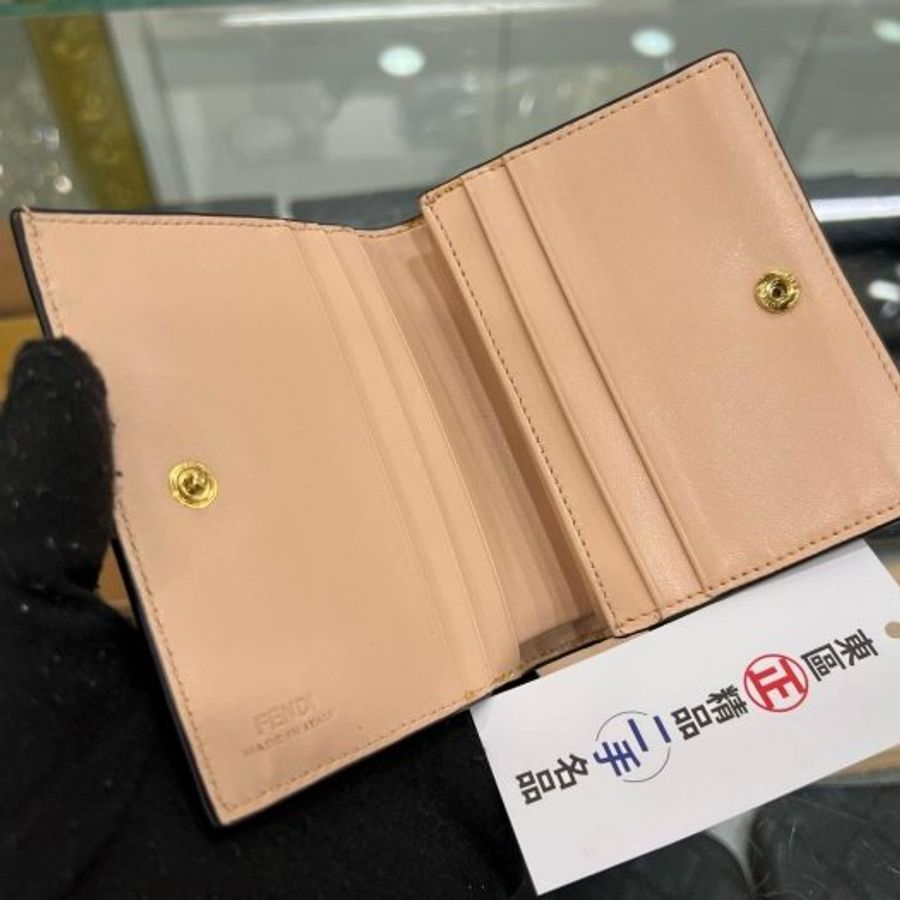 ㊣東區正精品㊣FENDI 8M0420 粉橘色圖騰金屬LOGO牛皮零錢袋扣子短夾 RA1834-2