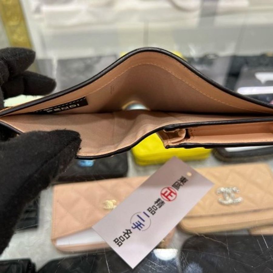㊣東區正精品㊣FENDI 8M0420 粉橘色圖騰金屬LOGO牛皮零錢袋扣子短夾 RA1834-3