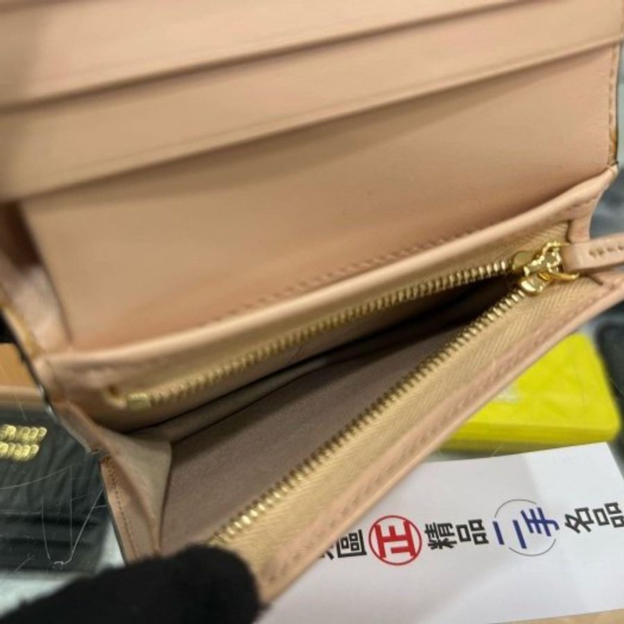 ㊣東區正精品㊣FENDI 8M0420 粉橘色圖騰金屬LOGO牛皮零錢袋扣子短夾 RA1834-4