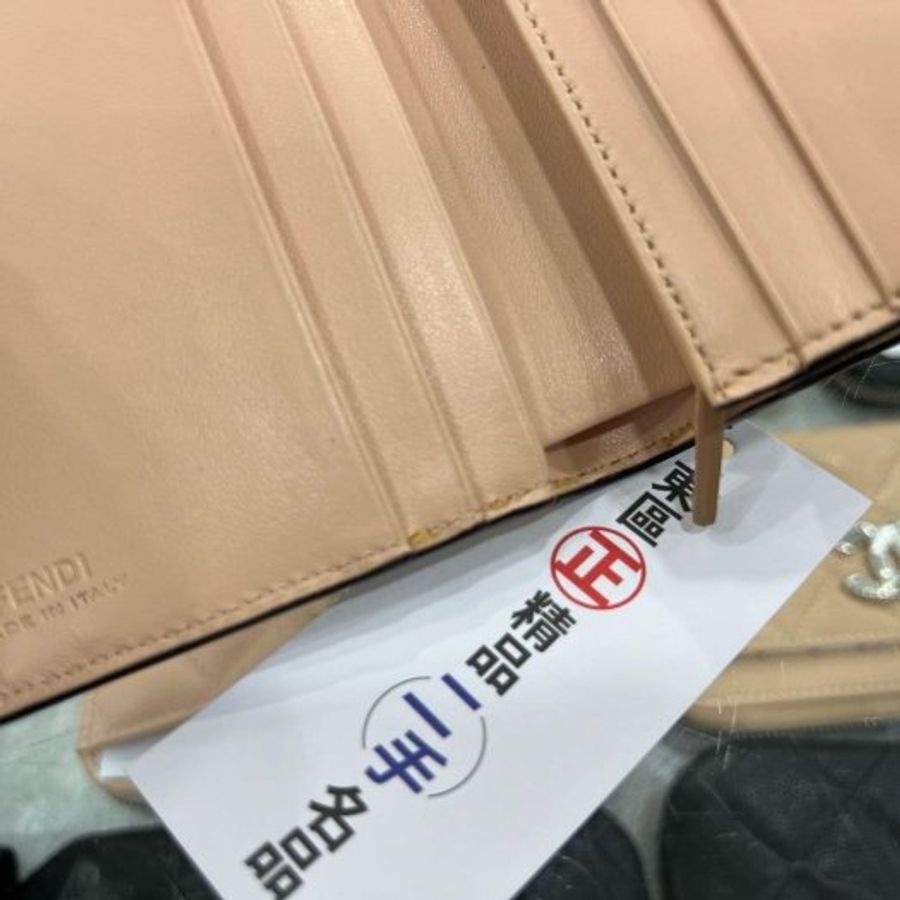 ㊣東區正精品㊣FENDI 8M0420 粉橘色圖騰金屬LOGO牛皮零錢袋扣子短夾 RA1834-5