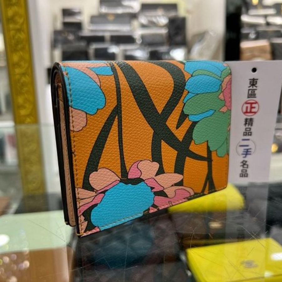 ㊣東區正精品㊣FENDI 8M0420 粉橘色圖騰金屬LOGO牛皮零錢袋扣子短夾 RA1834-9