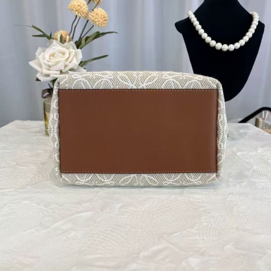 Loewe Cubi 白色飯盒包 小號 99新 20*16*11 配件塵袋-4