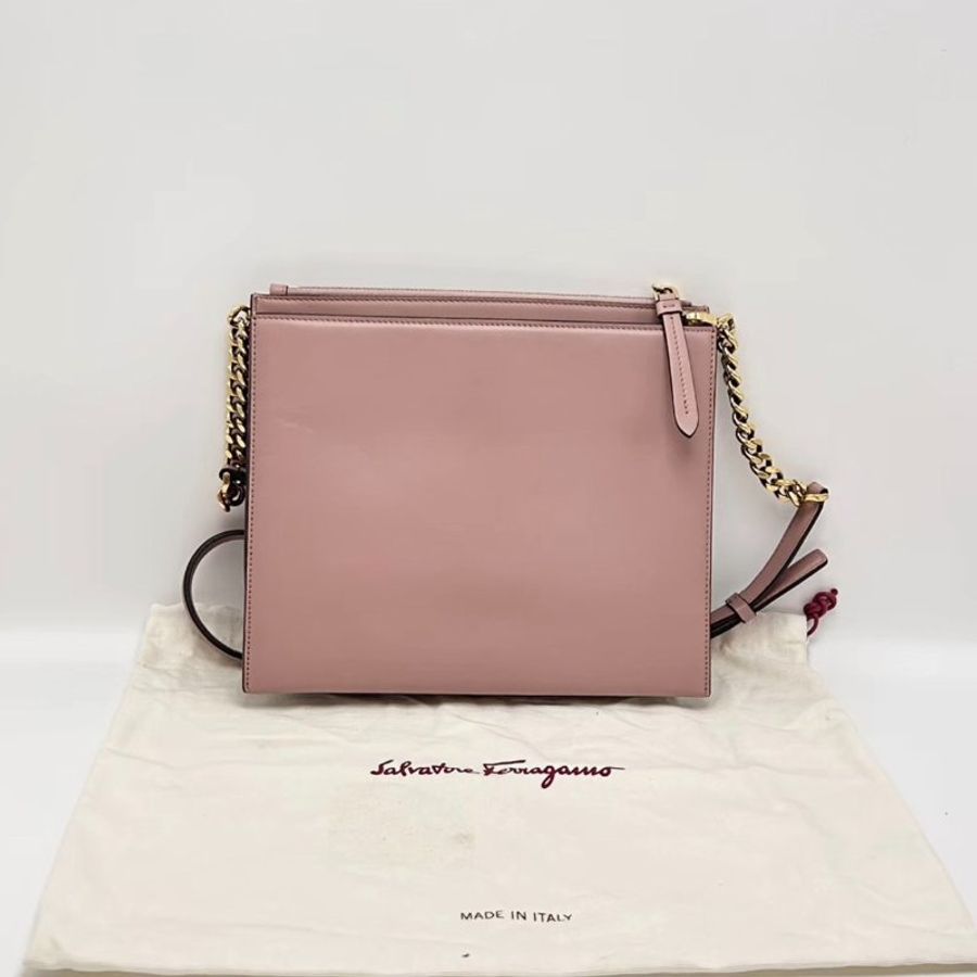 FERRAGAMO 裸粉色金扣鏈條肩背斜背包24*20*4 98新配件塵袋-4
