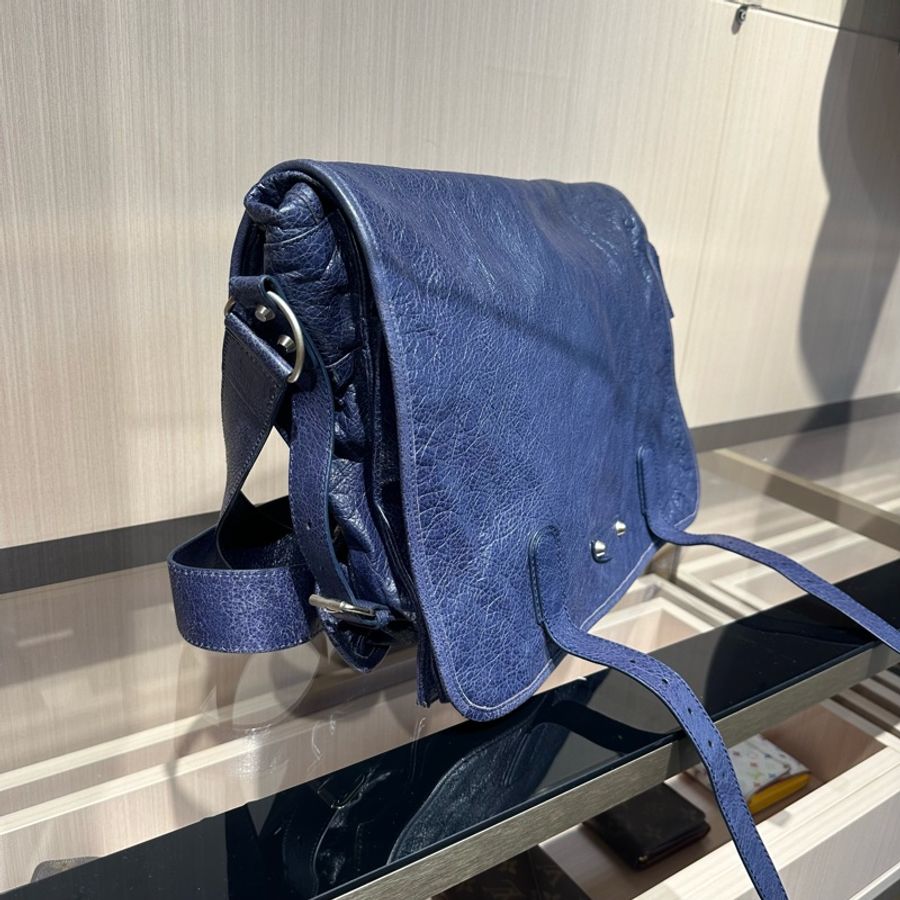 巴黎世家Balenciaga蓝色油蜡皮机车翻盖邮差包-1