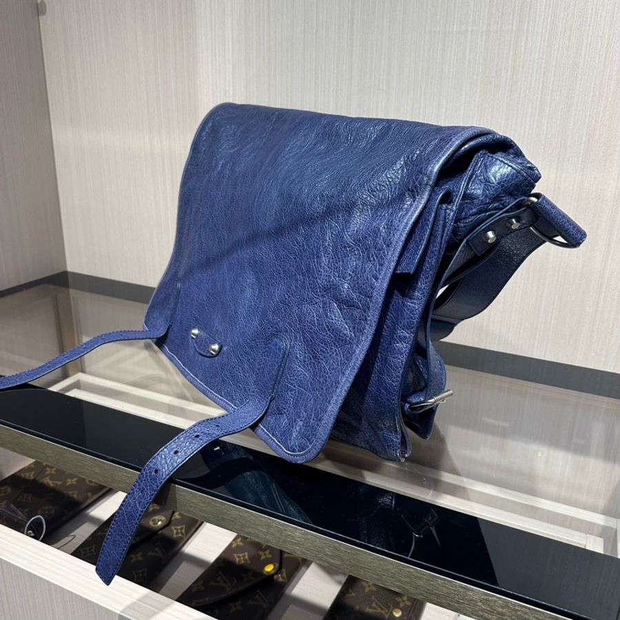 巴黎世家Balenciaga蓝色油蜡皮机车翻盖邮差包-2