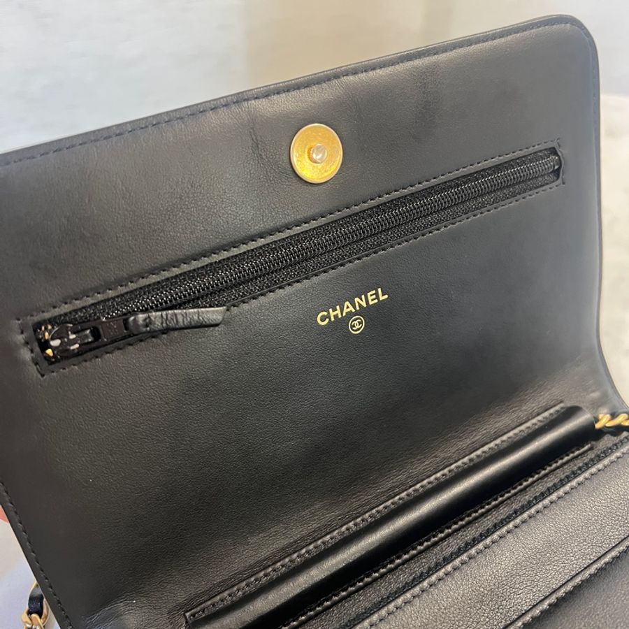 Chanel 黑牛皮霧金釦Boy WOC. A83222-10