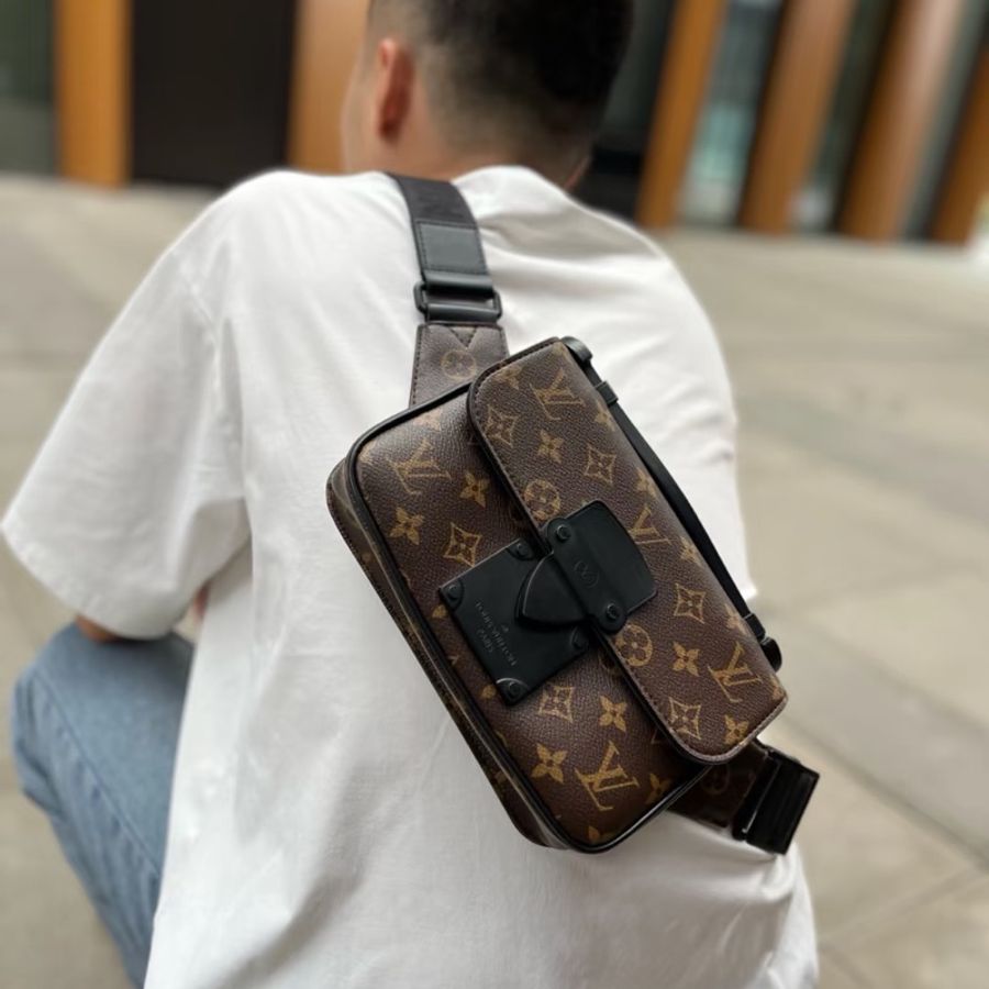 ⭐️好價入手 可分期 LV S LOCK 經典Monogram帆布腰包 |送禮自用|老花經典|狀況極佳-1