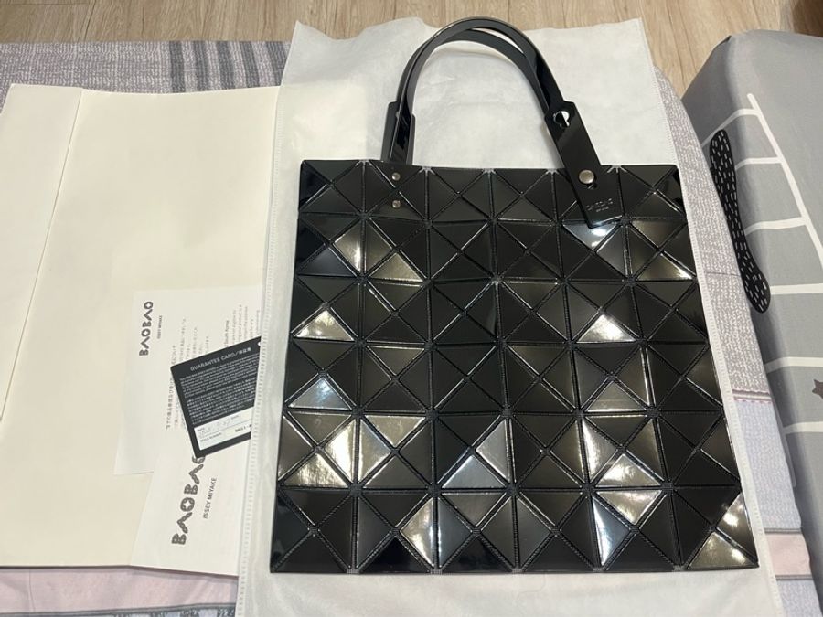 ISSEY MIYAKE 三宅一生 BAOBAO 幾 何方格6x6手提包(黑/亮面)-1