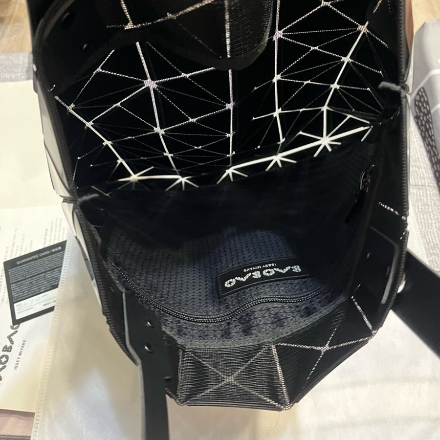ISSEY MIYAKE 三宅一生 BAOBAO 幾 何方格6x6手提包(黑/亮面)-2