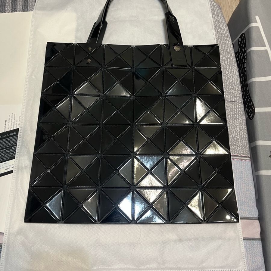 ISSEY MIYAKE 三宅一生 BAOBAO 幾 何方格6x6手提包(黑/亮面)-3