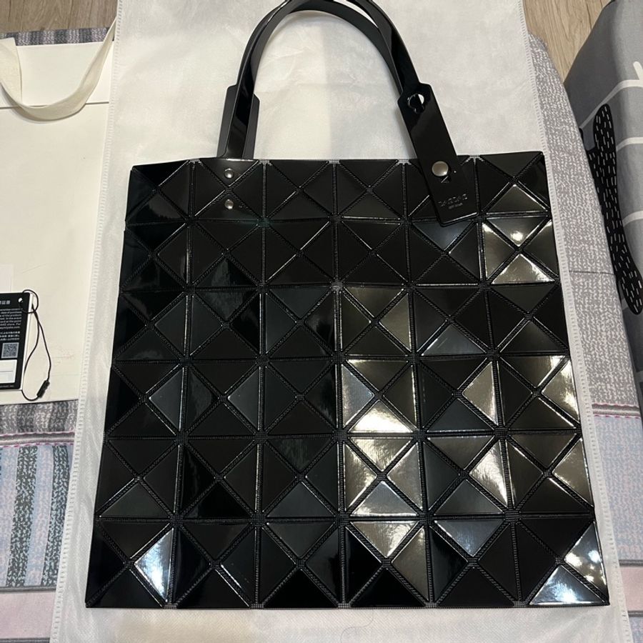 ISSEY MIYAKE 三宅一生 BAOBAO 幾 何方格6x6手提包(黑/亮面)-4