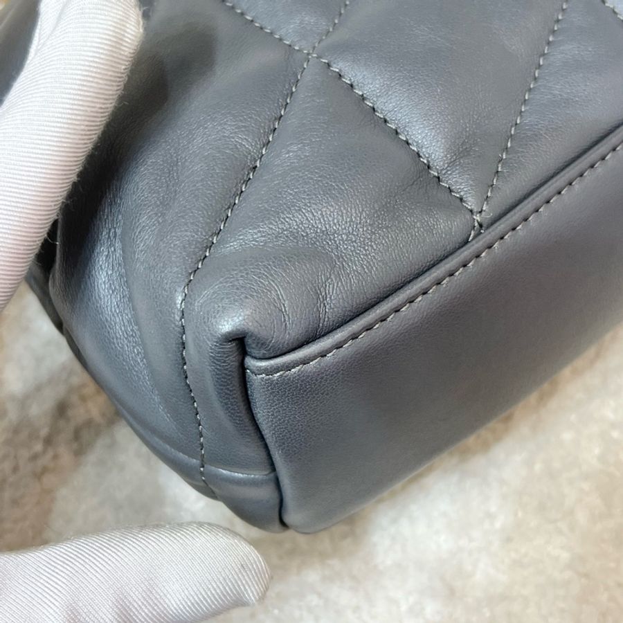 YSL UFFER TOY灰金羊皮革 迷你mini雲朵包手袋鏈條包22年 塵袋 尺寸約22.5*16*8。-18
