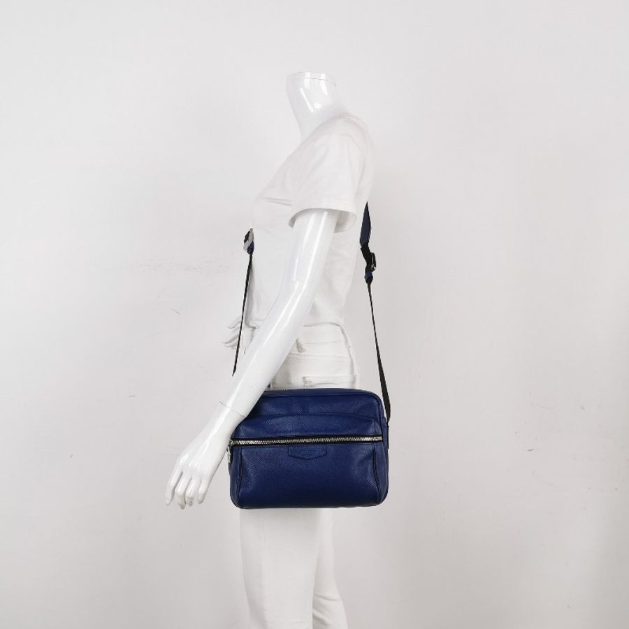 Louis Vuitton (LV) Outdoor牛皮純色拉鍊前袋斜挎包單肩包-1