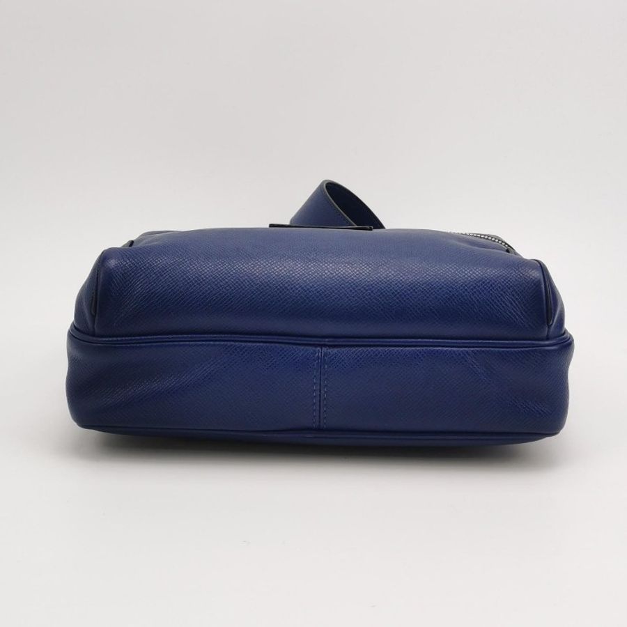 Louis Vuitton (LV) Outdoor牛皮純色拉鍊前袋斜挎包單肩包-5