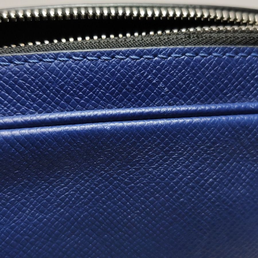 Louis Vuitton (LV) Outdoor牛皮純色拉鍊前袋斜挎包單肩包-11