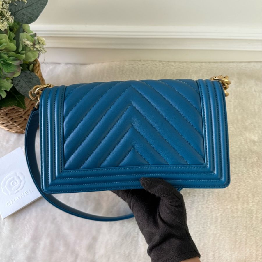 金釦山形紋小牛皮 Boy Chanel 25cm (孔雀藍)-2