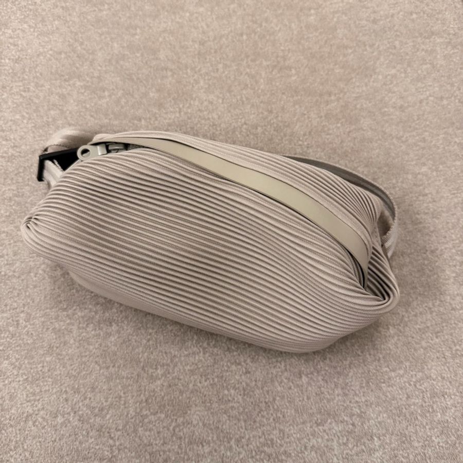 Pleats please 米色腰包-1