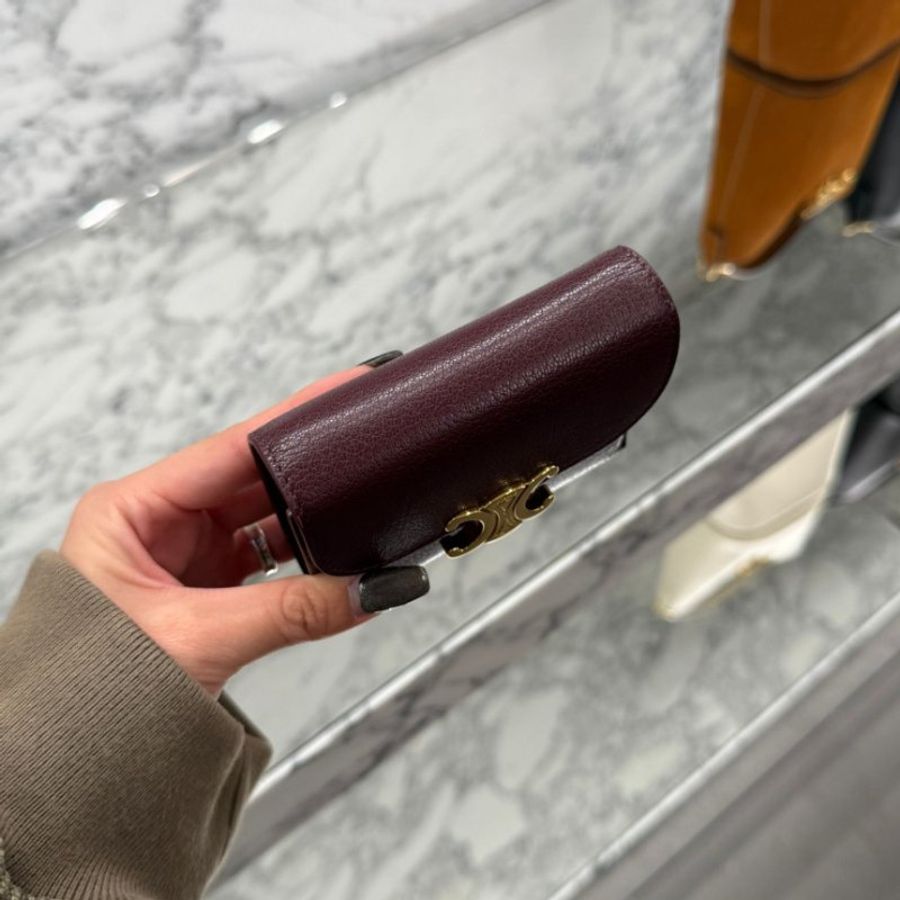 🎉新品好折扣✨Celine 10D783 凱旋門山羊皮小型翻蓋短夾 深勃根地紅-4