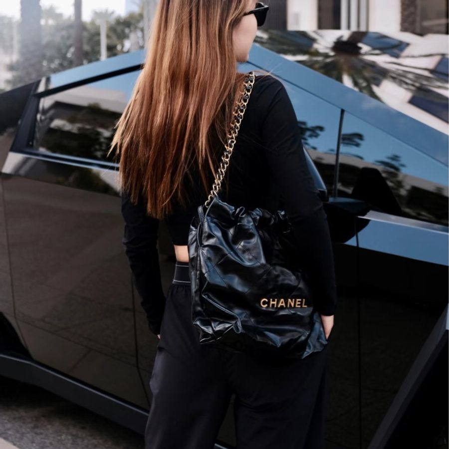 Chanel 香奈兒經典款22bag小號黑金 牛皮99新 狀況都有拍出來 全球保固內(到2028)-1