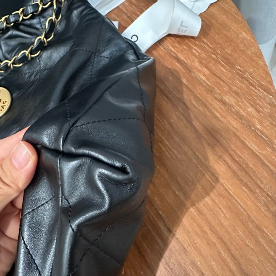 Chanel 香奈兒經典款22bag小號黑金 牛皮99新 狀況都有拍出來 全球保固內(到2028)-11