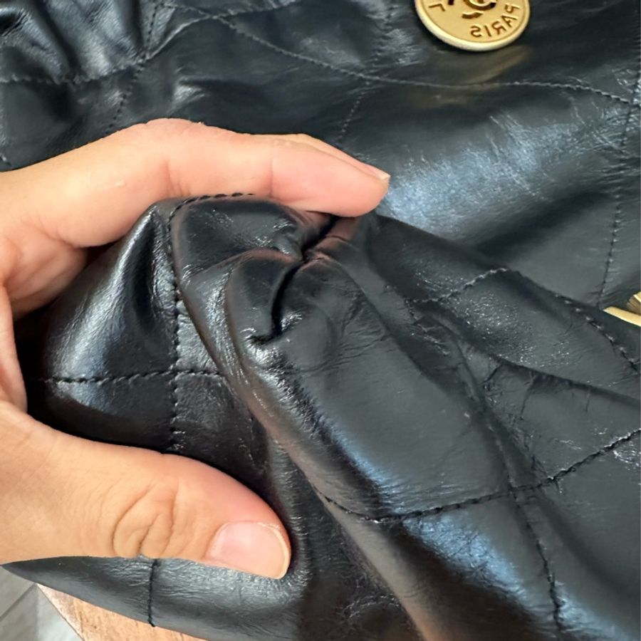 Chanel 香奈兒經典款22bag小號黑金 牛皮99新 狀況都有拍出來 全球保固內(到2028)-13