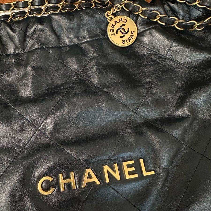 Chanel 香奈兒經典款22bag小號黑金 牛皮99新 狀況都有拍出來 全球保固內(到2028)-17